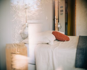 4 bedrooms, iron/ironing board, WiFi, bed sheets - Charming village house near Roussillon in the Luberon (Gargas)