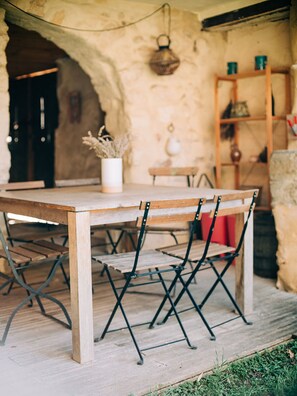 Outdoor dining - Charming village house near Roussillon in the Luberon (Gargas)