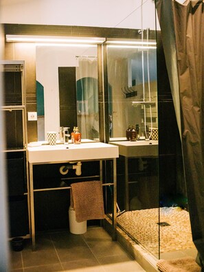 Dusche, Haartrockner, Handtücher, Seife