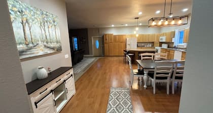 Angler & Sportsman Get Away! Private, lots of parking, game room, garage.