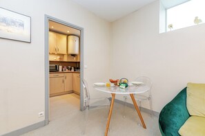 Dining - Spacious studio, chic and quiet, attractive Bon Marché district (Paris)