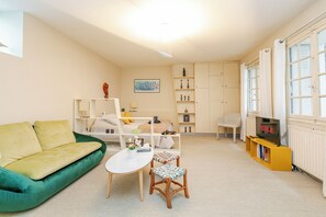 Room - Spacious studio, chic and quiet, attractive Bon Marché district (Paris)