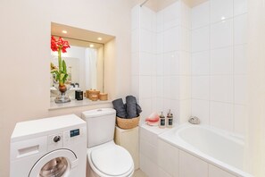 Haartrockner, Handtücher, Seife, Shampoo