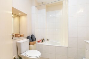 Bathroom - Spacious studio, chic and quiet, attractive Bon Marché district (Paris)