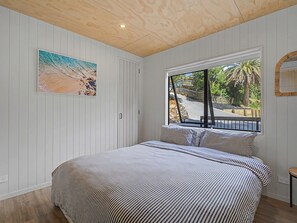 3 bedrooms, iron/ironing board, WiFi, bed sheets - Modern Coastal Tree House - Whangamata Retreat (Whangamata)