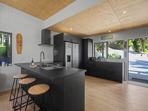 Fridge, microwave, dishwasher, toaster - Modern Coastal Tree House - Whangamata Retreat (Whangamata)