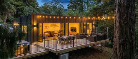 屋外ダイニングエリア