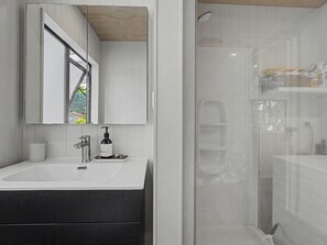 Shower - Modern Coastal Tree House - Whangamata Retreat (Whangamata)