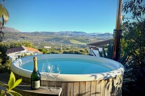 Outdoor spa tub - Vida Lenta Boutique Finca (Álora)