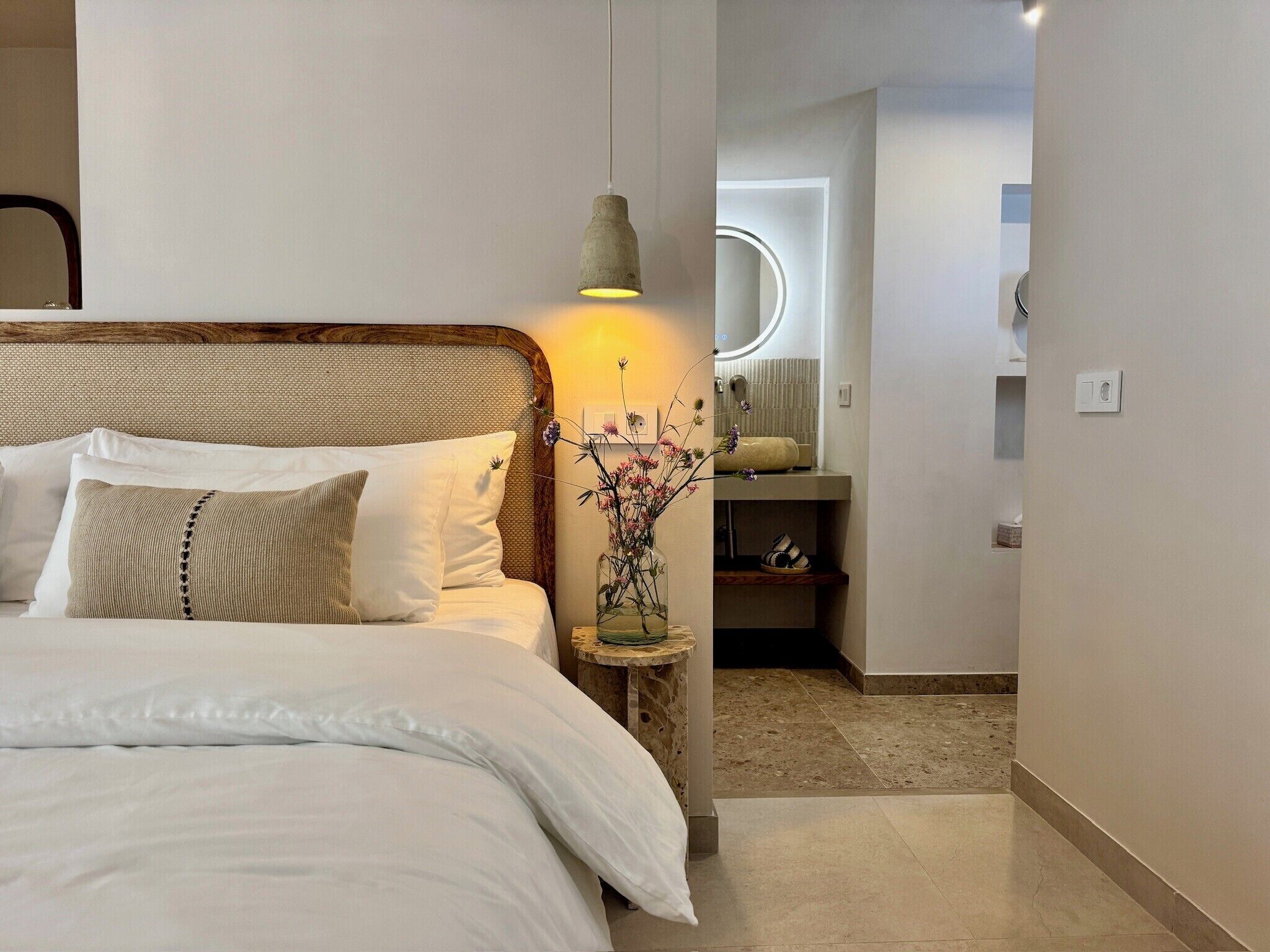 Habitación doble Deluxe | Decoración personalizada, muebles diferentes y cortinas blackout 