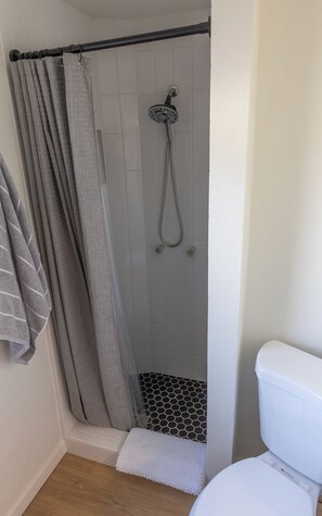 Dusche, Haartrockner, Handtücher, Toilettenpapier