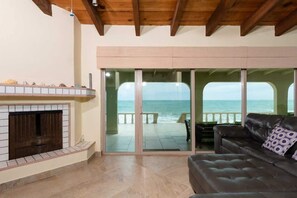 TV - Beautiful Beachfront Home Casa de Veranos (Puerto Peñasco)