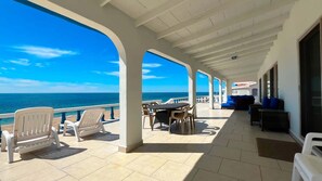 Outdoor dining - Beautiful Beachfront Home Casa de Veranos (Puerto Peñasco)