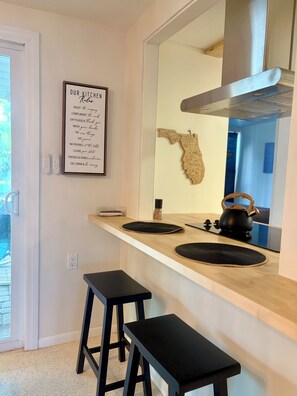 Private kitchen - Perfect Family Stay • Heated Pool • Pool Table • Lake view • 6min to Beach (englewood)