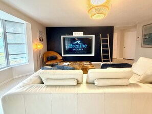 Interior - Perfect Family Stay • Heated Pool • Pool Table • Lake view • 6min to Beach (englewood)