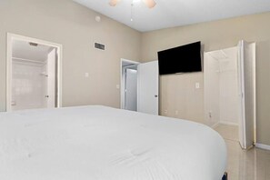 2 bedrooms, iron/ironing board, WiFi, bed sheets - Charming 2-bedroom 2.5 bathroom  townhome (Plantation)