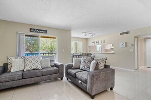 Living area - Charming 2-bedroom 2.5 bathroom  townhome (Plantation)