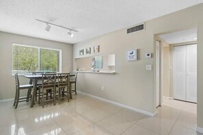 Dining - Charming 2-bedroom 2.5 bathroom  townhome (Plantation)