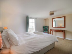 3 bedrooms, individually decorated, individually furnished, free WiFi - 7 Athol Terrace (Dover)