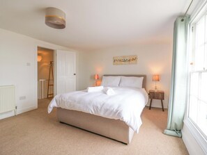 3 bedrooms, individually decorated, individually furnished, free WiFi - 7 Athol Terrace (Dover)