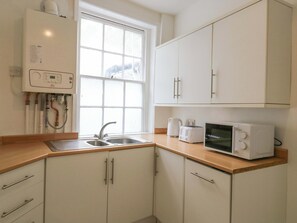 Cookware/dishes/utensils - 7 Athol Terrace (Dover)