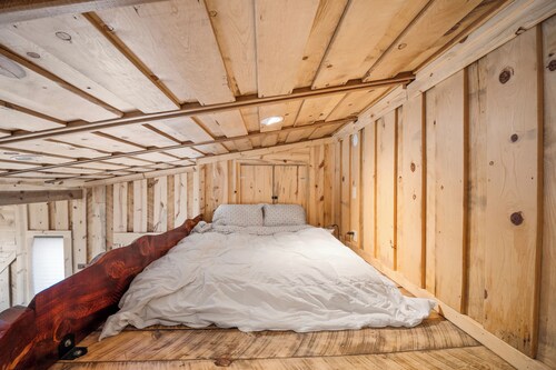 Cozy 1-bedroom studio in delightful Norwood with hot tub