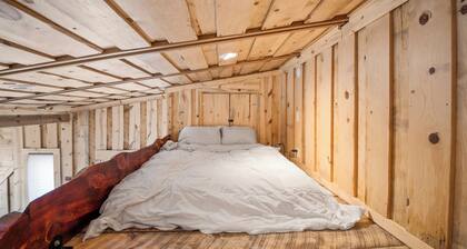 Cozy 1-bedroom studio in delightful Norwood with hot tub