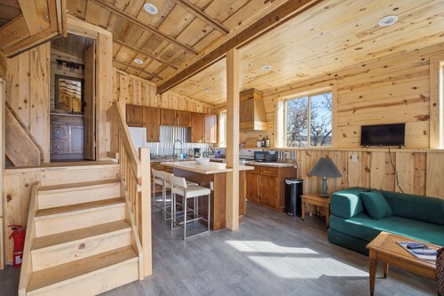 Cozy 1-bedroom studio in delightful Norwood with hot tub