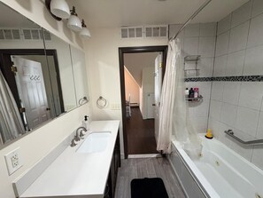 Whirlpool, Haartrockner, Bidet, Handtücher