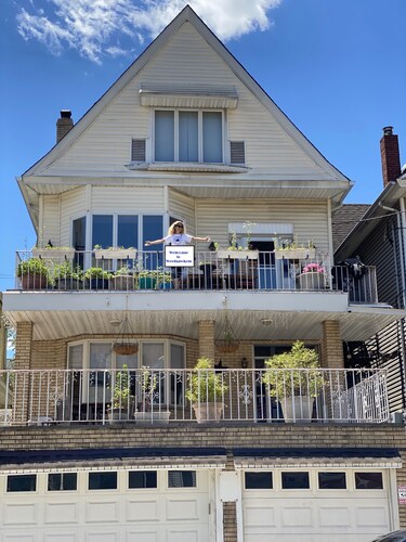 10m to NYC: 25ft Ceiling Penthouse, Skyline Balcony & "Treehouse" Loft