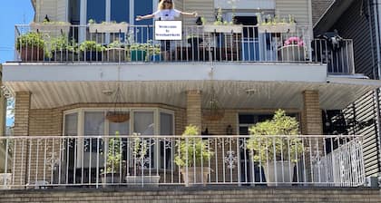 10m to NYC: 25ft Ceiling Penthouse, Skyline Balcony & "Treehouse" Loft