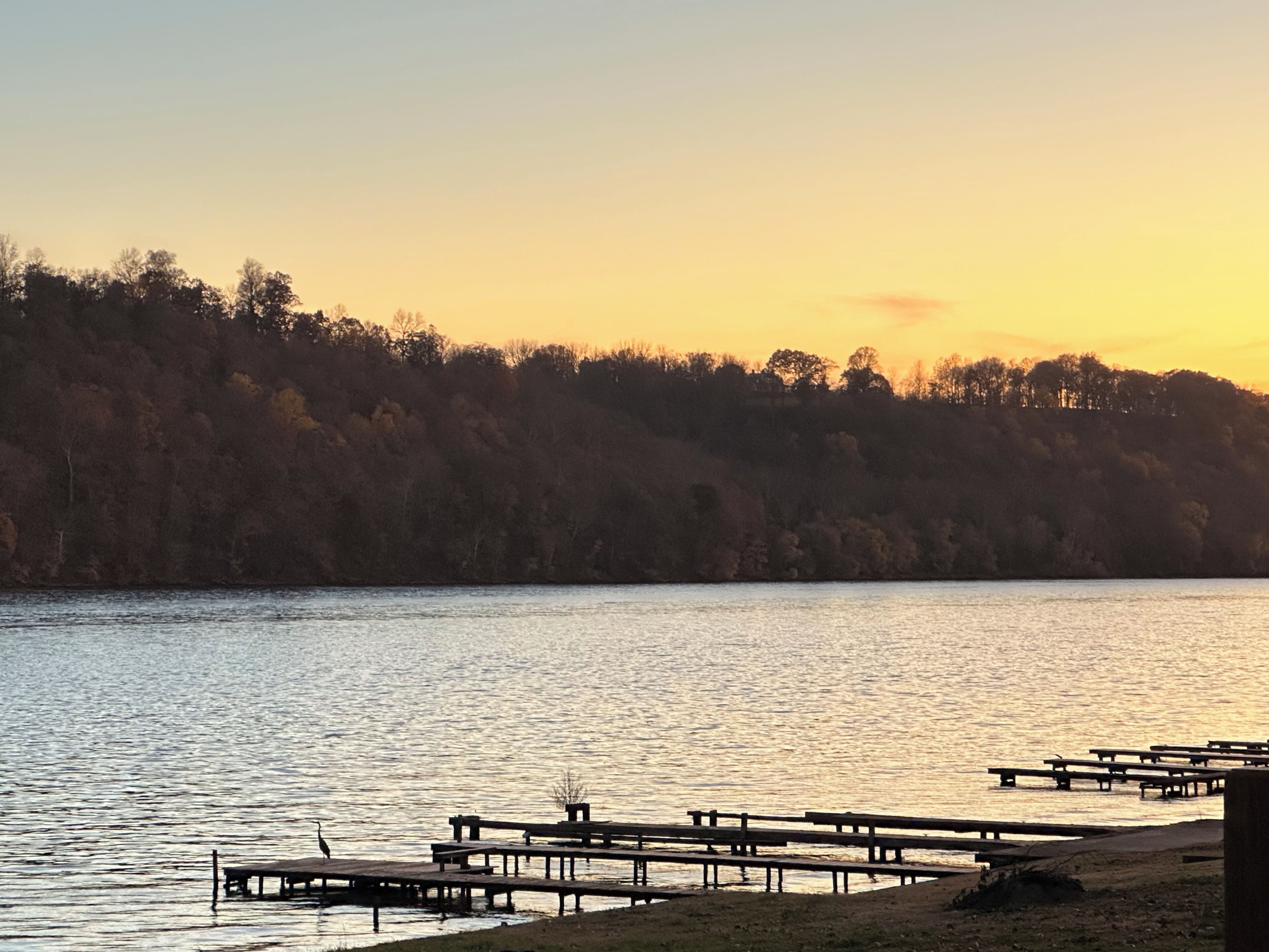 Vistes al llac amb molls de fusta i taules de pícnic.