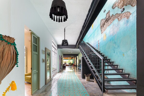 المنشأة من الداخل