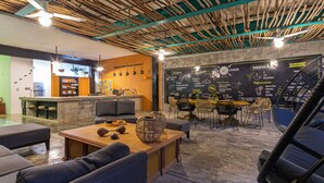 Ein modernes Interieur mit Bar, Sitzgelegenheiten und einer Tafel mit der Speisekarte.
