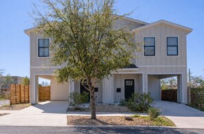 Apartment - Stylish Downtown Retreat Near the Alamodome (San Antonio)