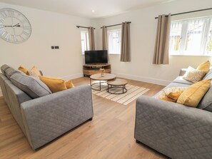 Cottage | Living area - Pine Lodge (Bridgwater)