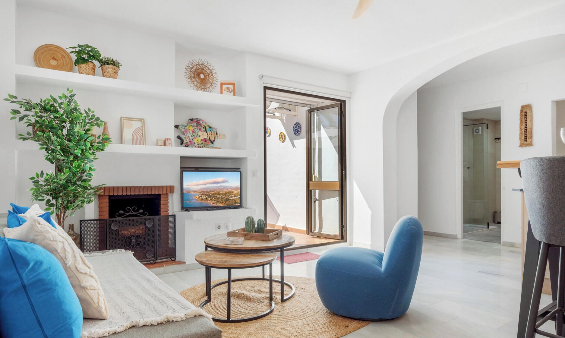 Smart TV, fireplace