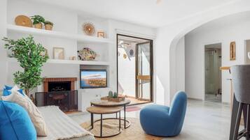Smart TV, fireplace