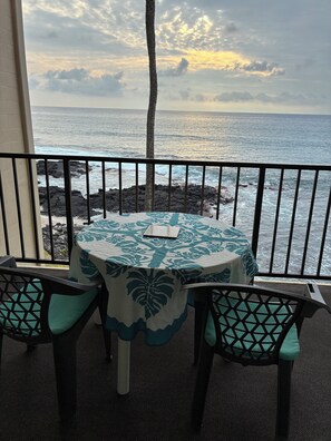 Outdoor dining - Amazing condo in beautiful Kailua-Kona!
Ocean-Front, right on the water's edge. (Kailua-Kona)