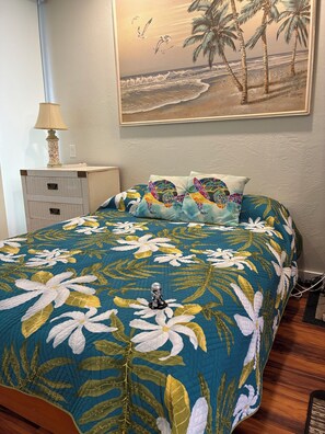 1 bedroom, WiFi, bed sheets - Amazing condo in beautiful Kailua-Kona!
Ocean-Front, right on the water's edge. (Kailua-Kona)