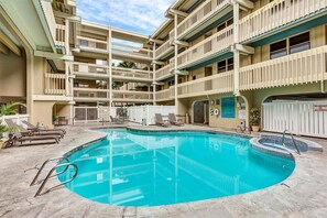Pool - Amazing condo in beautiful Kailua-Kona!
Ocean-Front, right on the water's edge. (Kailua-Kona)