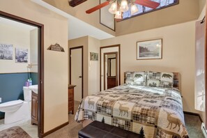 A bedroom with a large bed, a bathroom, and a loft area with a window. - Luray retreat - Hiking and Shenandoah River nearby - Dog friendly (Page County)