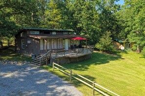 A cabin with a deck, a covered patio, and a gravel driveway. - Luray retreat - Hiking and Shenandoah River nearby - Dog friendly (Page County)
