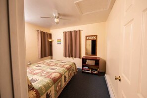 3 bedrooms, iron/ironing board, free WiFi, bed sheets - Shenandoah Retreat / Walk to river / dog friendly (Page County)