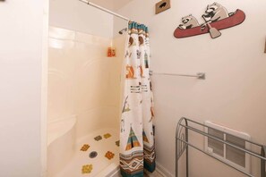 Shower, hair dryer, towels, soap - Shenandoah Retreat / Walk to river / dog friendly (Page County)