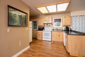 Fridge, microwave, oven, stovetop - Shenandoah Retreat / Walk to river / dog friendly (Page County)
