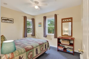 3 bedrooms, iron/ironing board, WiFi (free), bed sheets - Shenandoah Retreat / Walk to river / dog friendly (Page County)
