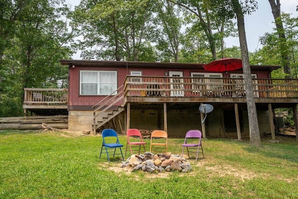 Terrace/patio - Shenandoah Retreat / Walk to river / dog friendly (Page County)