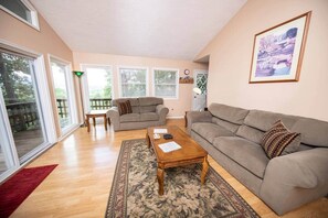 A living room with a sofa, coffee table, and a rug. - Treetop Hideaway / Stunning Views / Dog friendly (Page County)