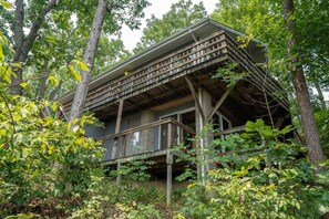 Exterior - Treetop Hideaway / Stunning Views / Dog friendly (Page County)
